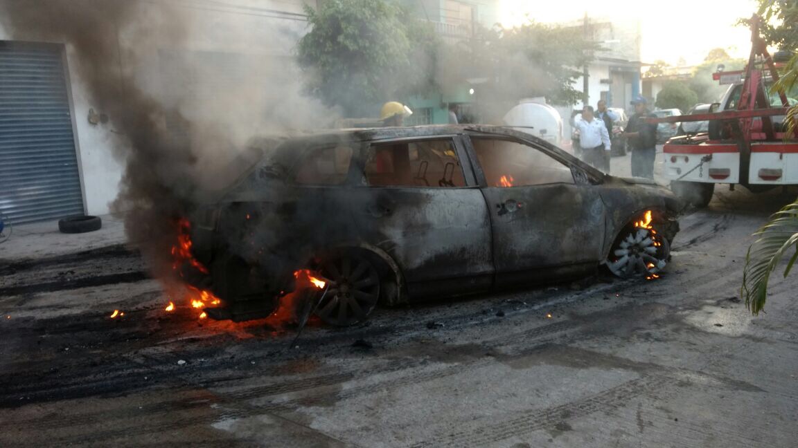 Incendio en Martínez de la Torre; cinco autos calcinados