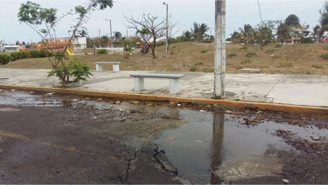 Vecinos reportan fuga de agua potable en Infonavit Los Volcanes del puerto