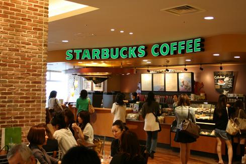 Starbucks contratará 10 mil refugiados