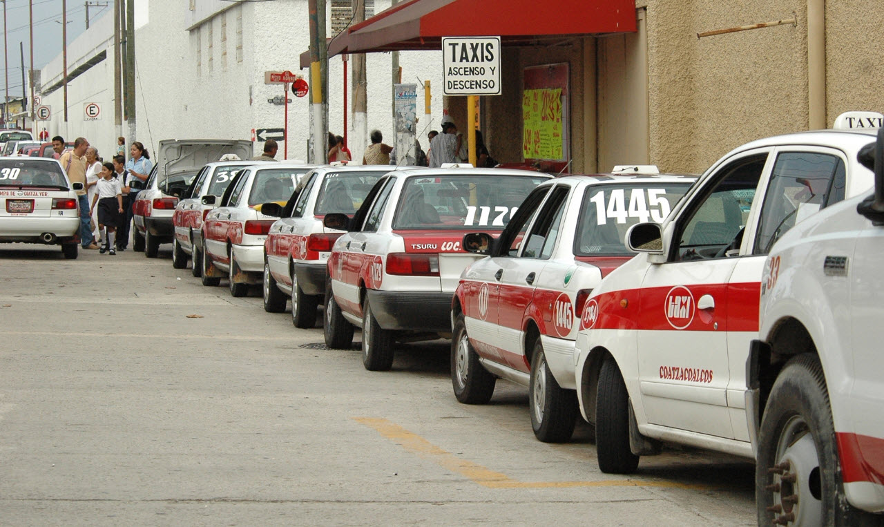 Taxis colectivos reducen ganancias de urbaneros de Coatzacoalcos