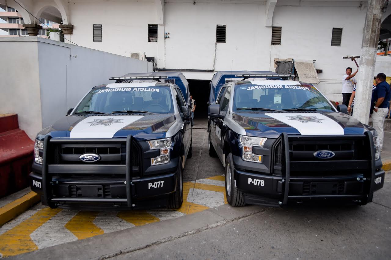 Ayuntamiento de Tuxpan entrega patrullas