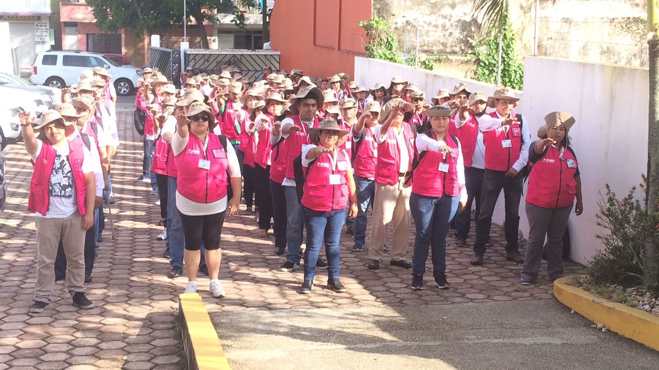 Inician capacitadores electorales visita a ciudadanos en Coatzacoalcos