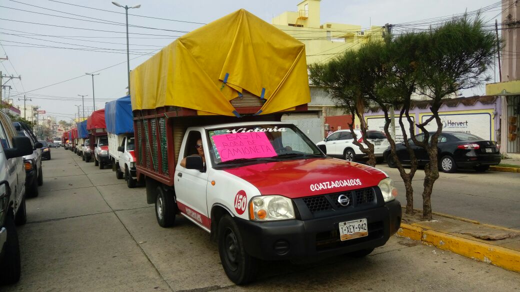 Se manifiestan por robos a unidades de carga en Coatzacoalcos