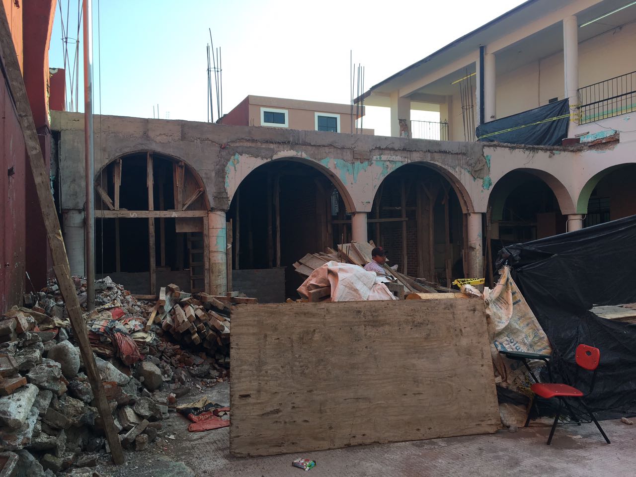 Padres de Familia exigen conclusión de obra en escuela de Córdoba