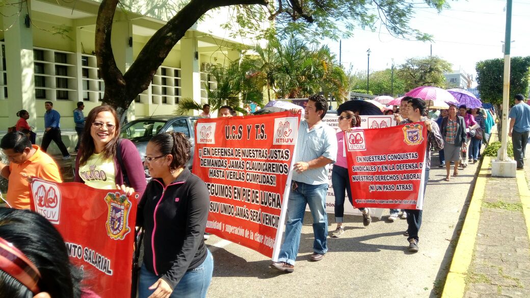Protesta Setsuv en Coatzacoalcos, amenazan con irse a huelga