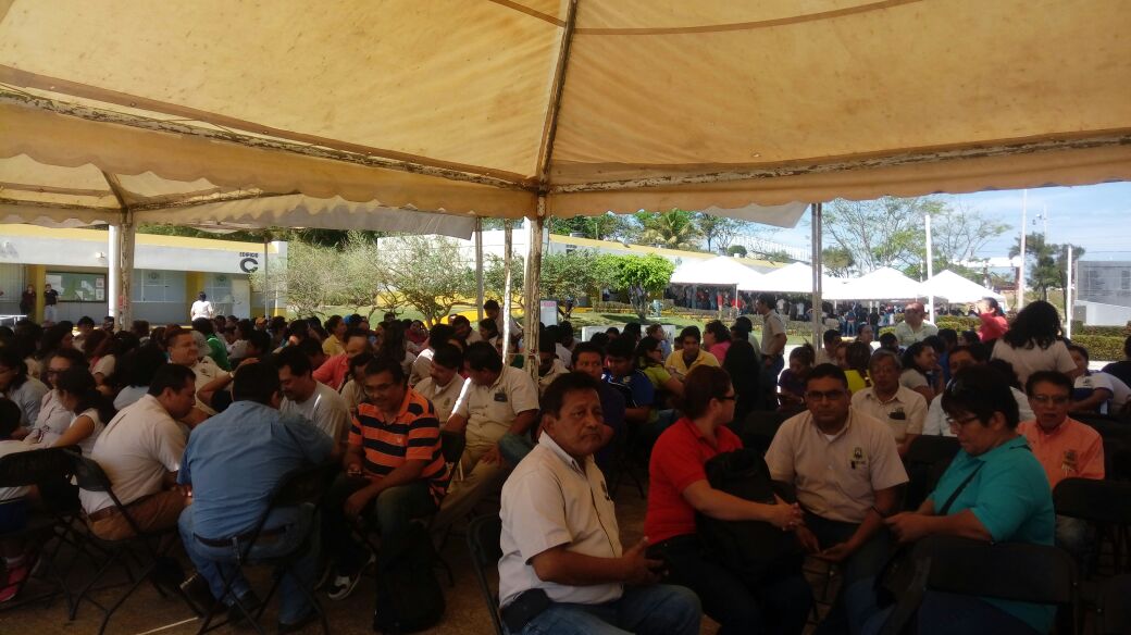 Personal del Itesco protesta de brazos caídos por retraso en la quincena