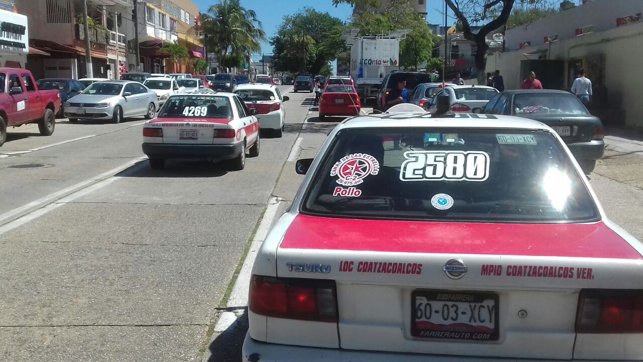 Taxistas del sur de Veracruz denuncian que 10 unidades son robadas al mes; solo 3 son recuperadas