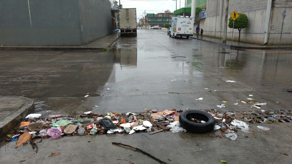 Basura obstruye alcantarillas en Martínez de la Torre