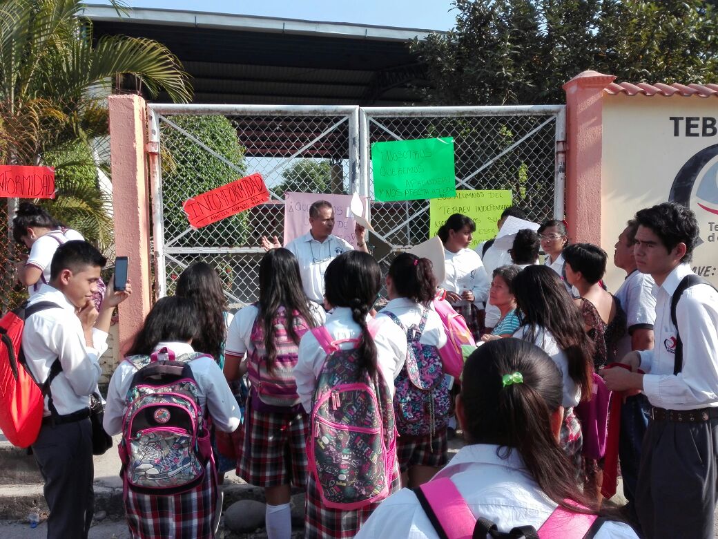 Alumnos se manifiestan en Tebaev de Martínez de la Torre