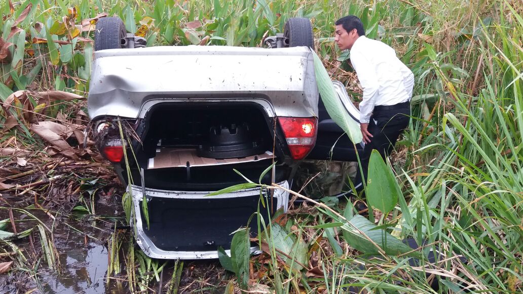 Baches provocan volcadura en la carretera Minatitlán-Coatzacoalcos