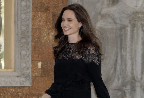 Angelina Jolie luce renovada tras su separación