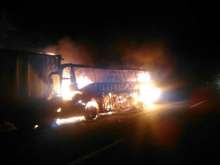 Se incendia autobús tras chocar con un tráiler; no hay heridos de gravedad