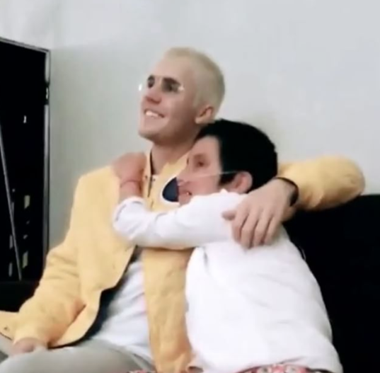 Justin Bieber cumple sueño a fan mexicana