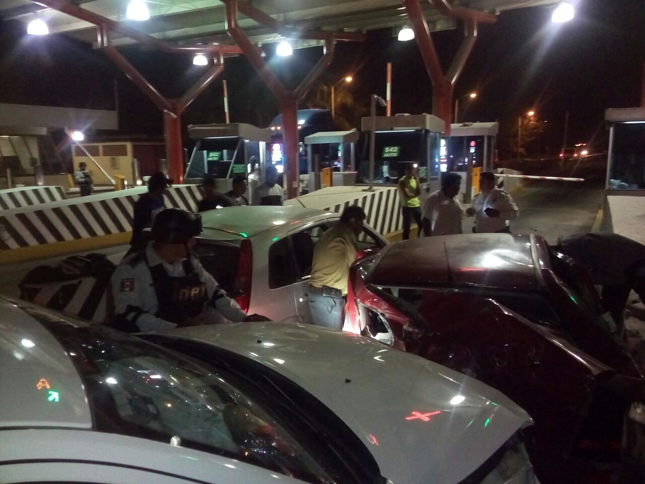 Tres heridos por carambola en caseta de cobro, en carretera Xalapa-Veracruz