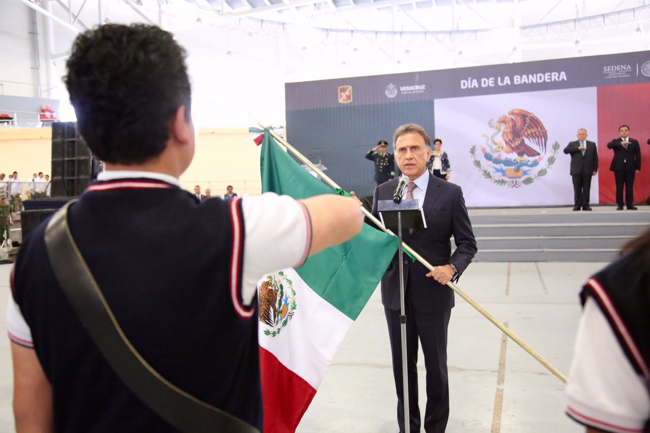 Nuestra Bandera nos compromete a mantener la esperanza, la constancia y el esfuerzo: Gobernador Yunes