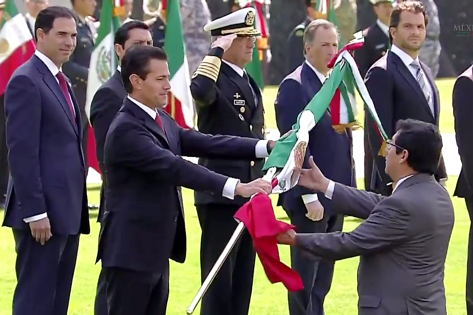 México, listo para competir con quien sea y donde sea, afirma EPN en el Día de la Bandera