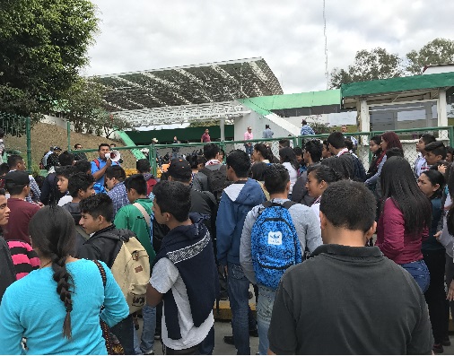 Estudiantes exigen mobiliario a la Oficialía Mayor de la SEV