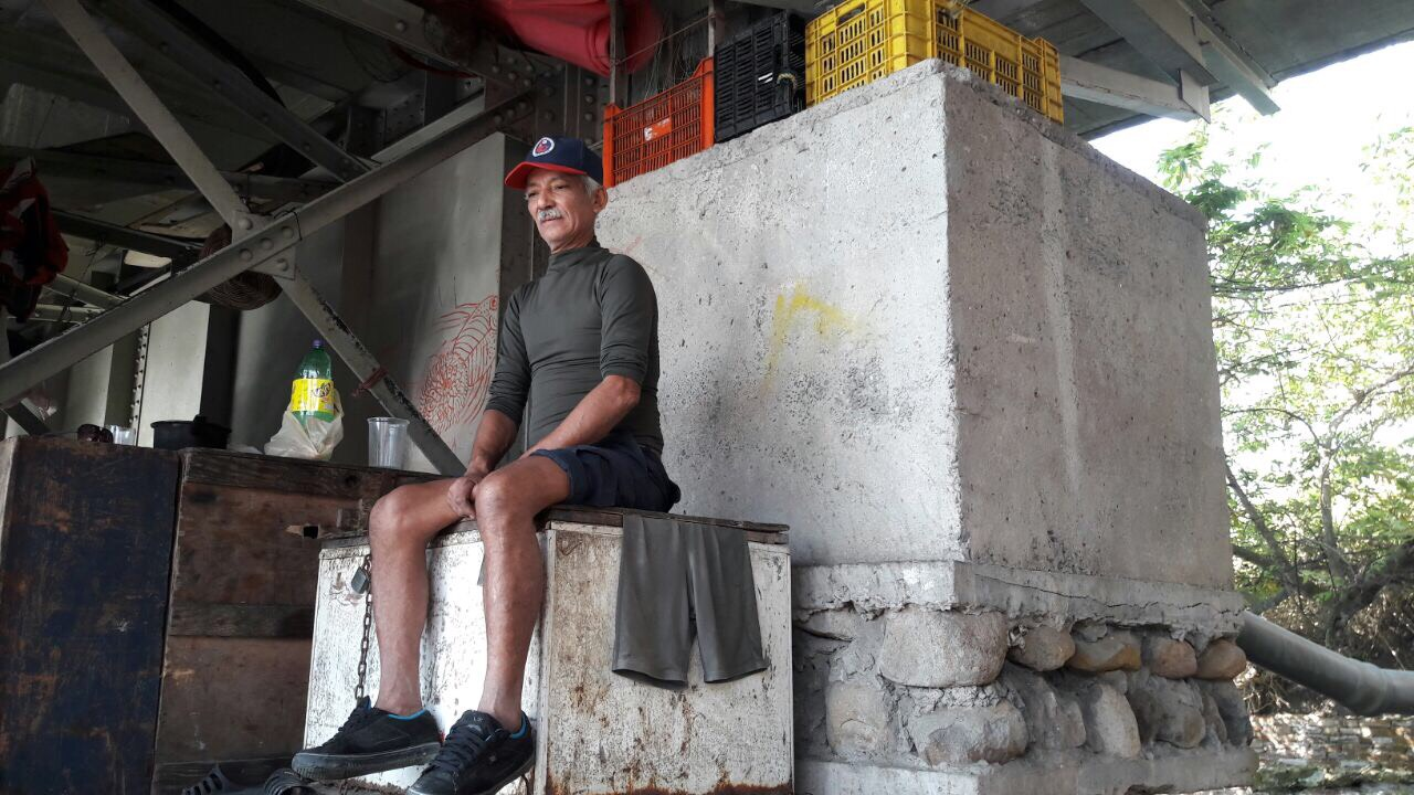 “Don Neto”, el hombre que lleva 16 años viviendo bajo el puente Jamapa