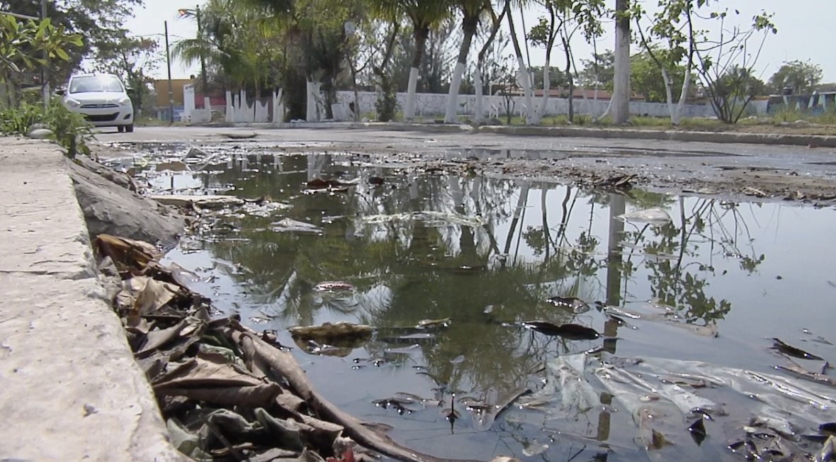 Fuga de agua afecta a vecinos del Infonavit Chivería