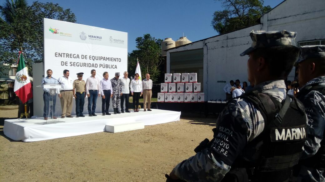 Entrega el gobernador Yunes equipamiento de Seguridad Pública en Minatitlán