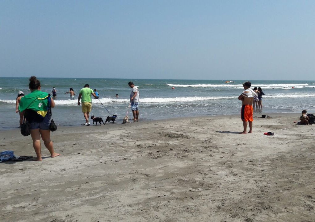 Turistas disfrutan de las playas de Boca del Río en temporada de Carnaval