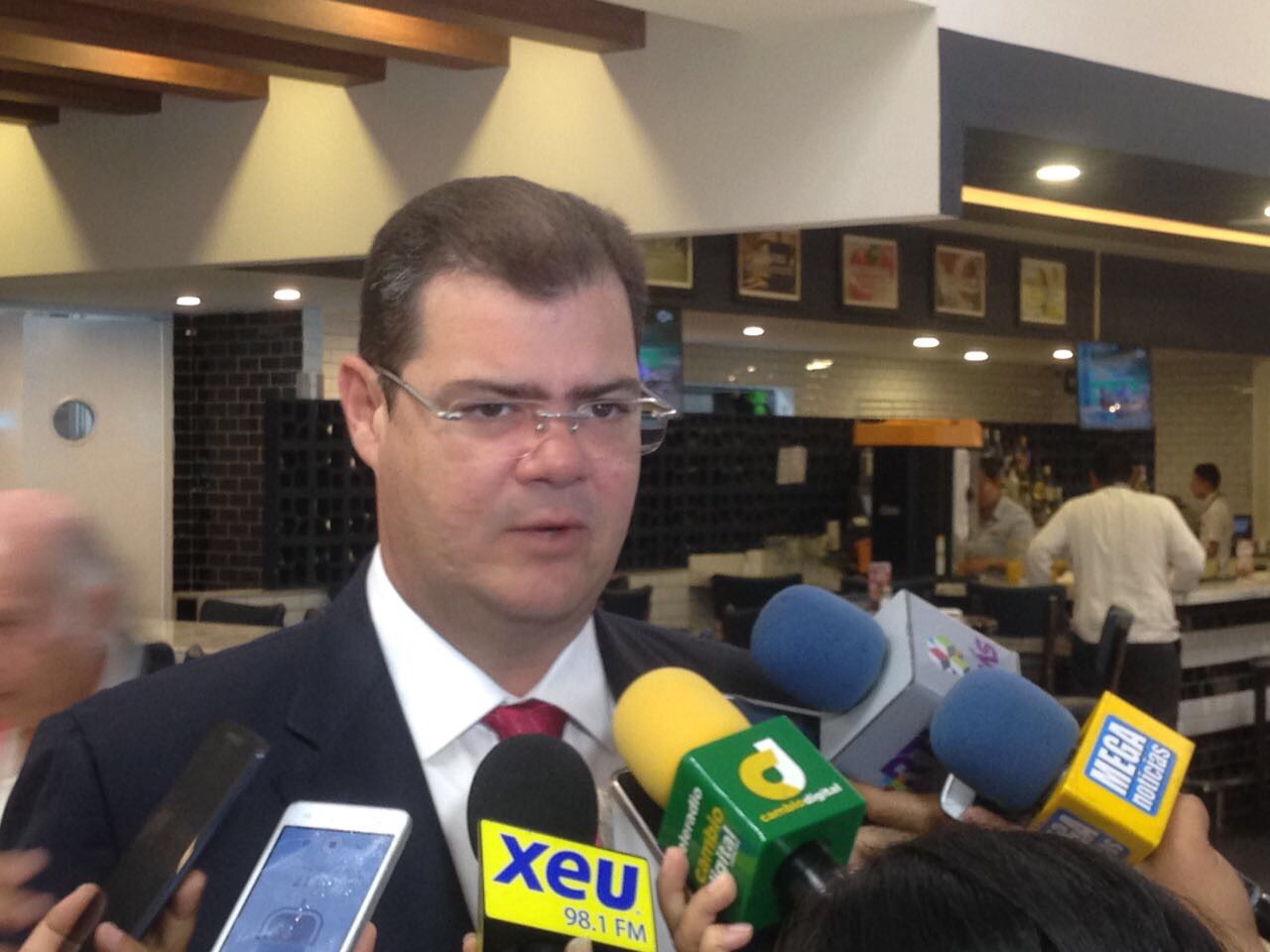 Gestionará Ramón Poo ante el Senado recursos para tapar baches en el Puerto