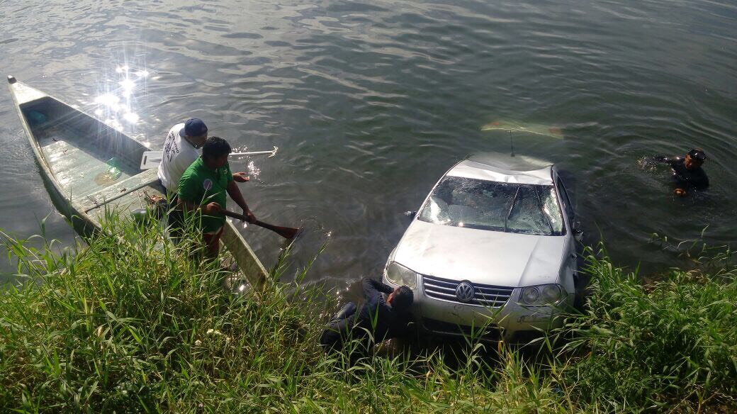Cae vehículo particular al río Jamapa