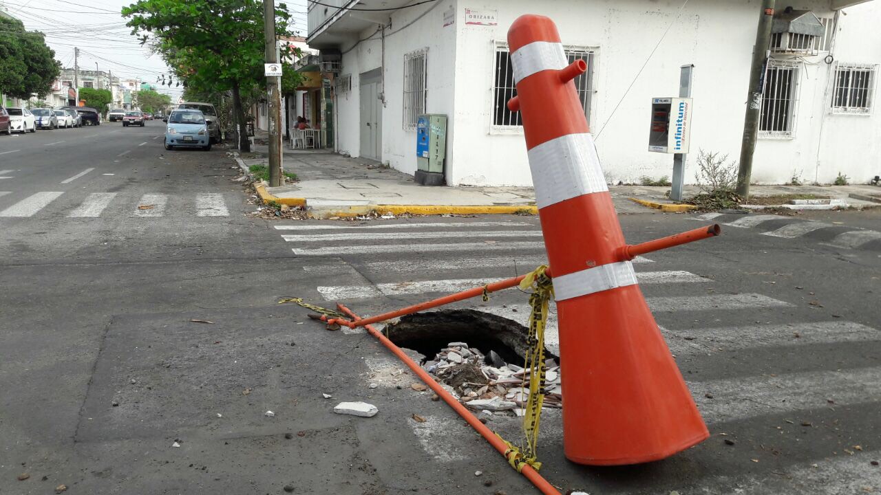 Hundimientos en calles de Veracruz ponen en riesgo a la ciudadanía