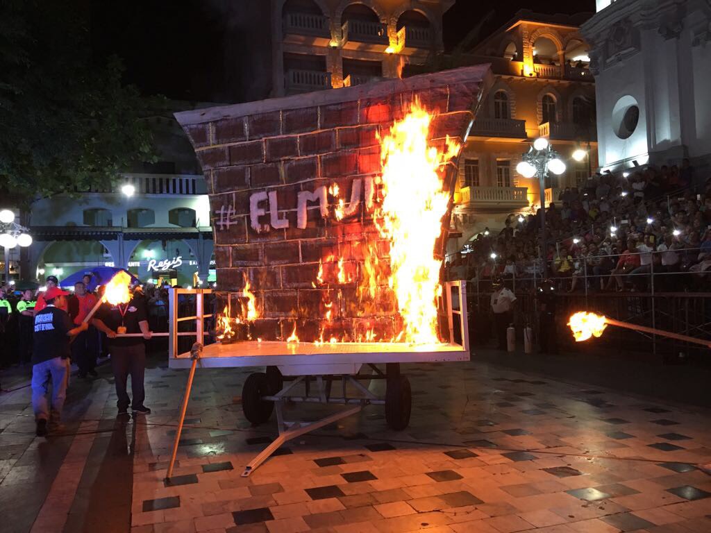 Con la quema de “el muro” inició el Carnaval de Veracruz 2017