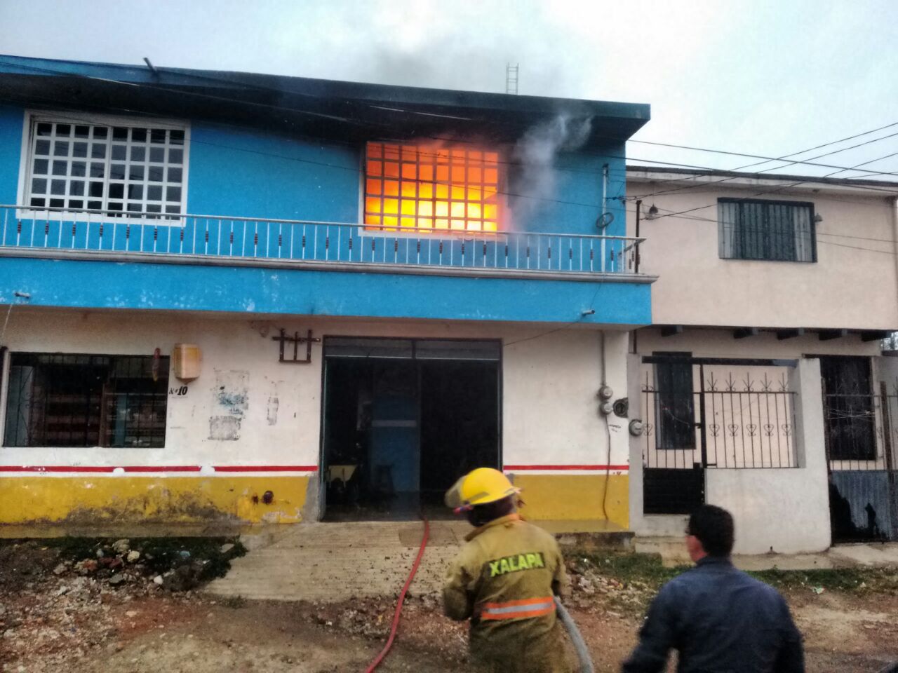 Bomberos sofocan incendio en casa de la calle Niños Héroes