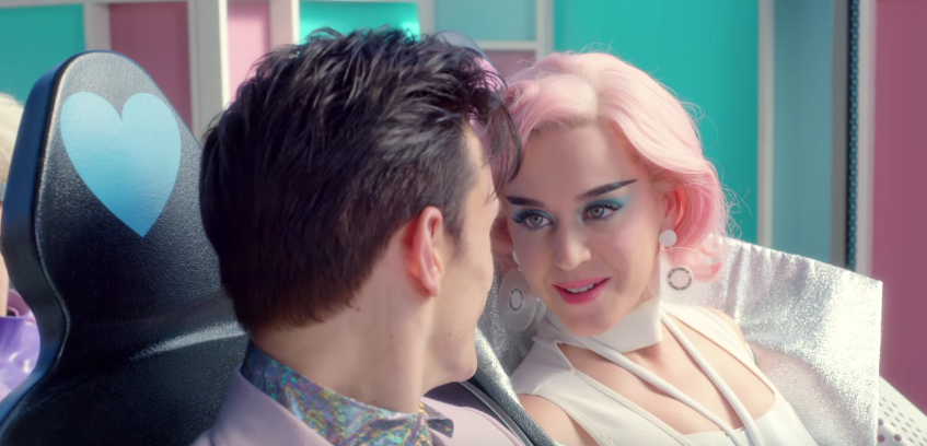 Katy Perry se adentra en un parque temático futurista en su nuevo video