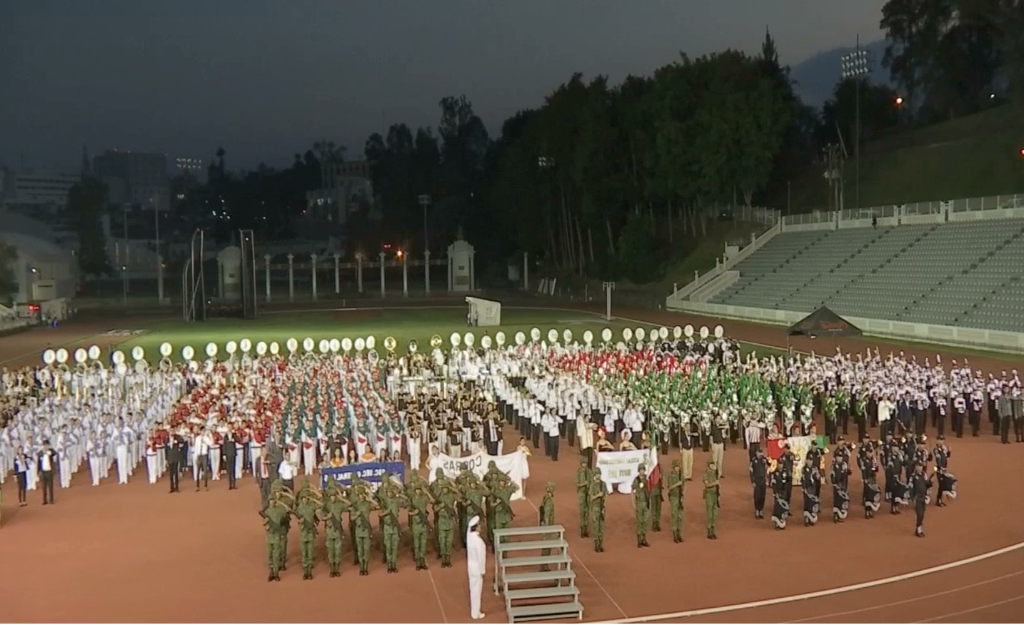 Bandas de marcha logran monumental entonación del Himno Nacional Mexicano, en Xalapa