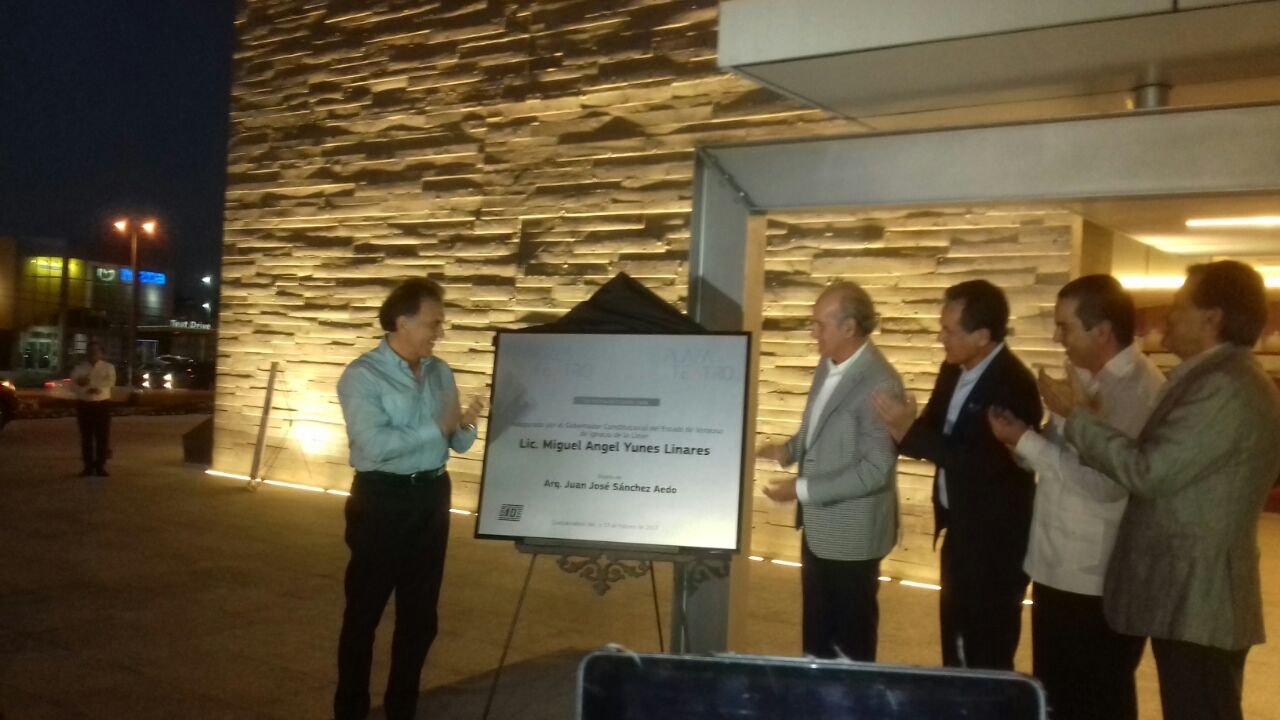 Inaugura el gobernador Yunes la plaza y complejo inmobiliario Torres Teatro de Coatzacoalcos