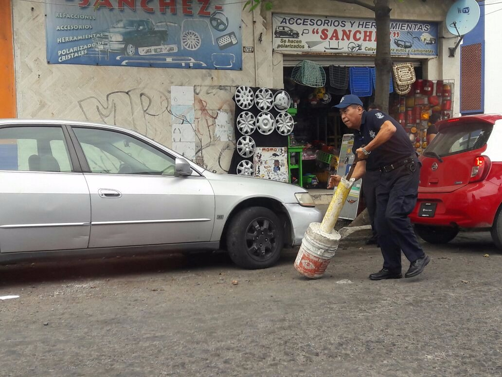 Operativo sorpresa de Tránsito para retiro de apartados de estacionamiento en calles