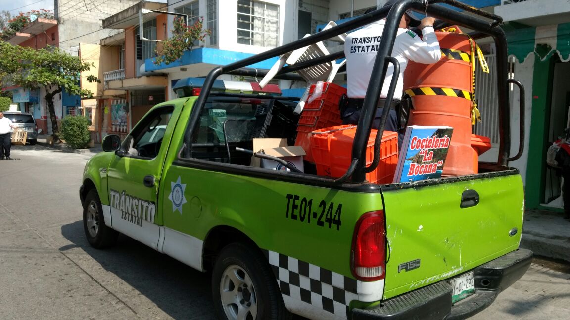 En Martínez de la Torre retiran objetos que obstruyen el arroyo vehicular