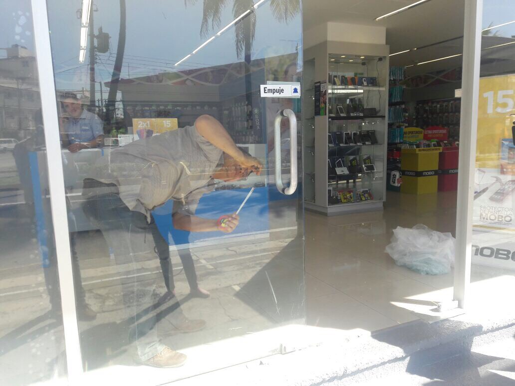 Vandalizan tienda Mobo en la ciudad de Veracruz
