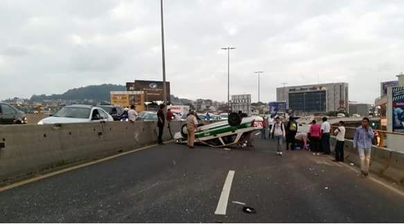 Vuelca taxi en el Puente Bicentenario