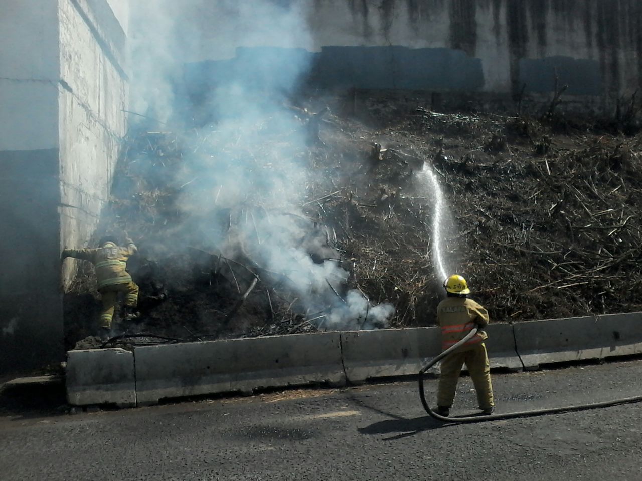 Sofocan incendio de pastizal en Xalapa