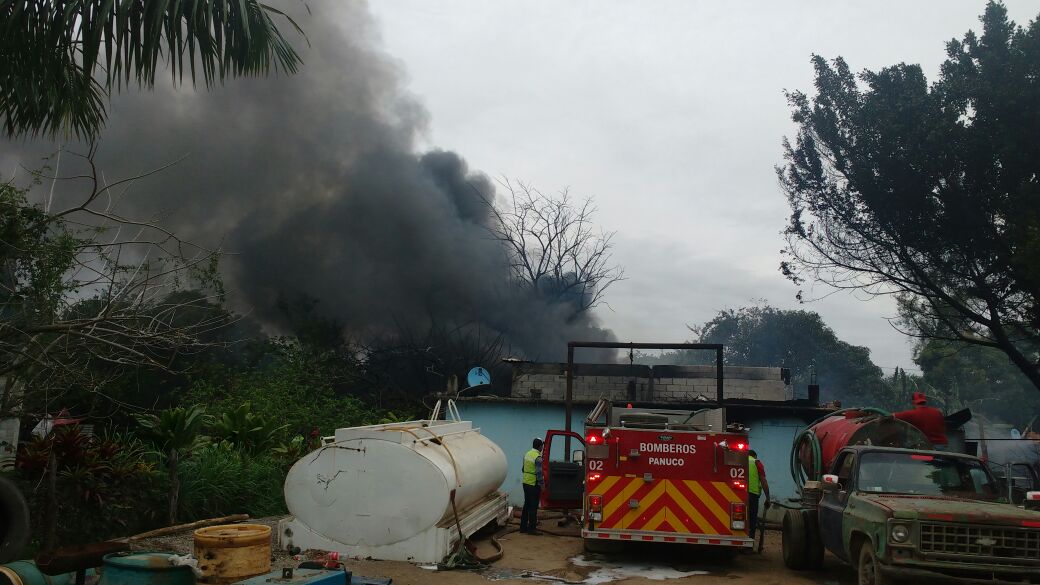 Se incendia taller en Pánuco; podría ser centro de distribución clandestina de combustible