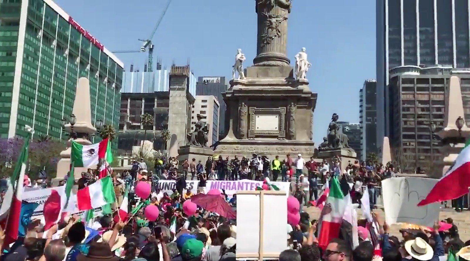 Cerca de 20 mil gargantas entonaron el Himno Nacional en la megamarcha anti Trump en CDMX