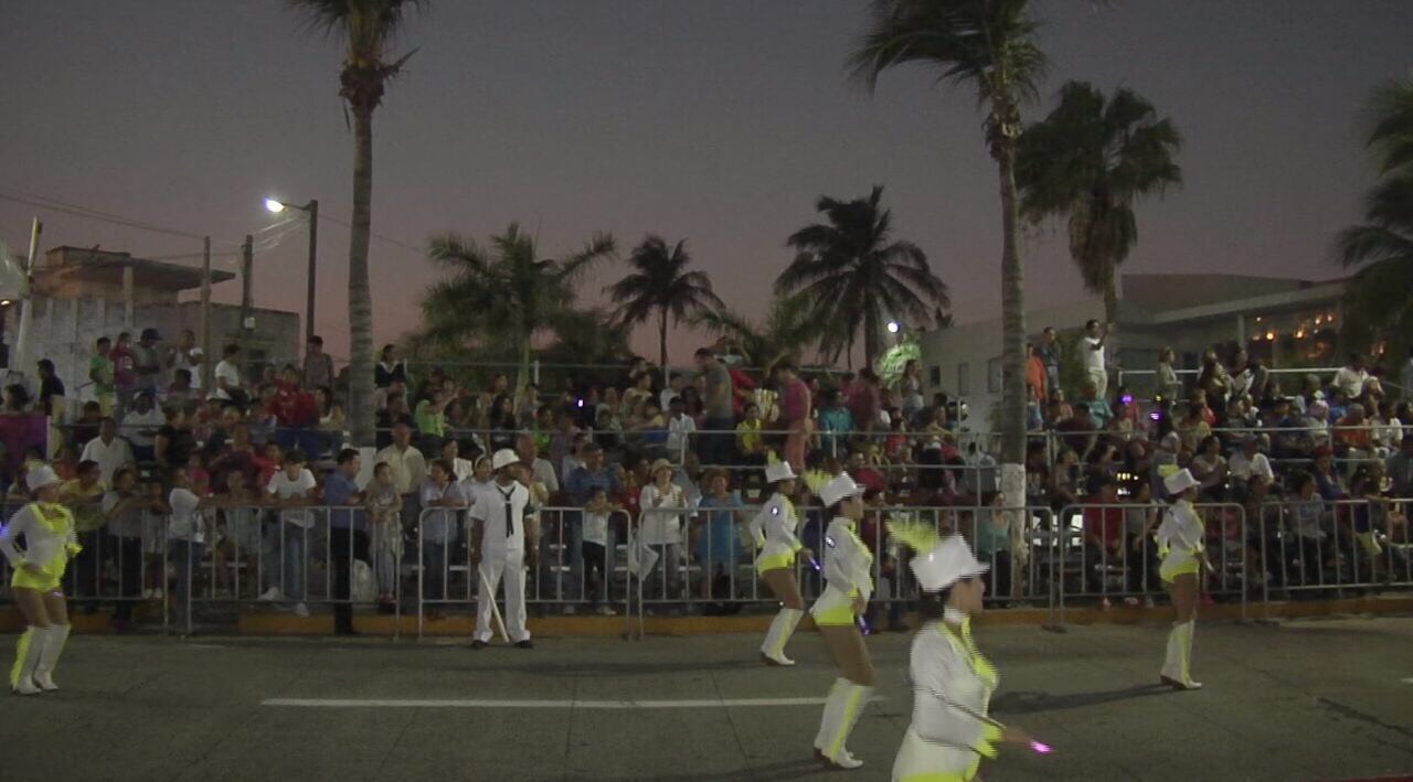 Cientos de familias disfrutaron del cuarto gran desfile del Carnaval