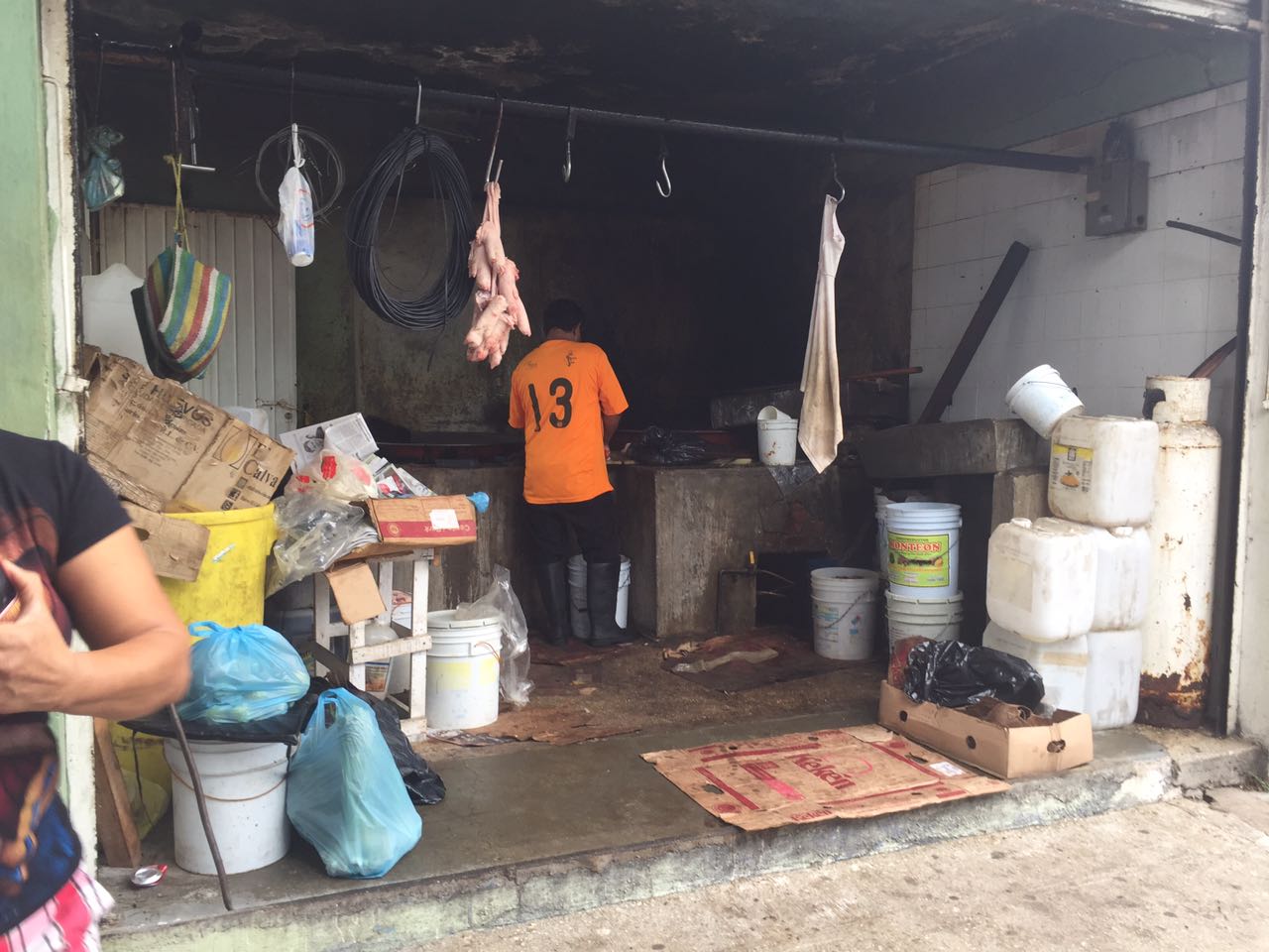 Bloquean calle por carnicería insalubre en Coatzacoalcos