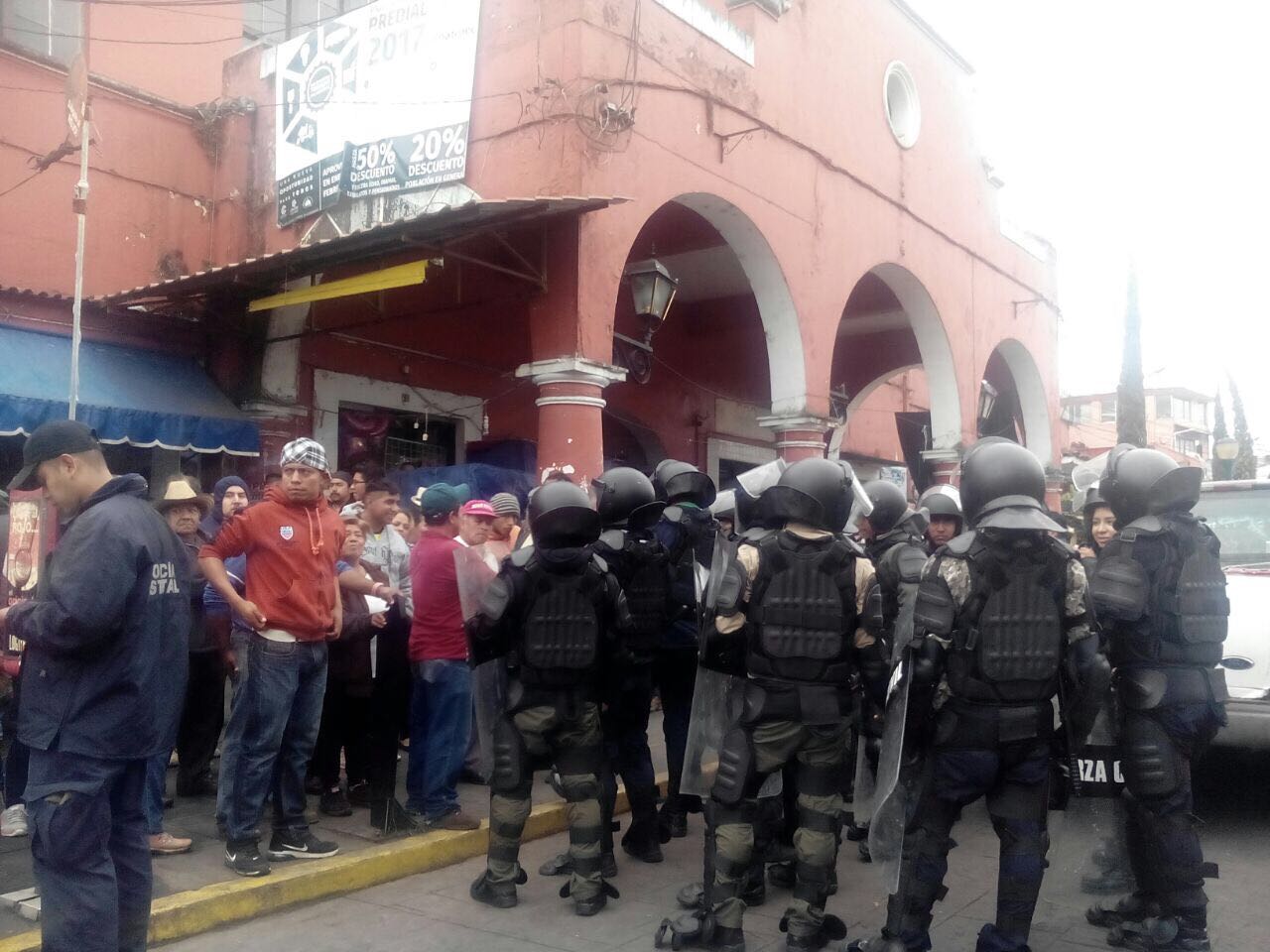 Inician antorchistas plantón indefinido en Coatepec por desalojo de comerciantes