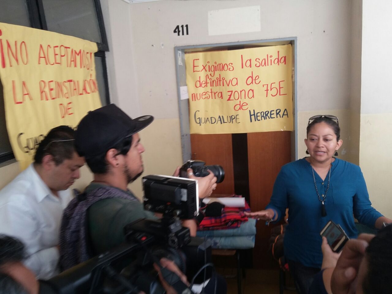 Docentes se manifiestan en supervisión escolar zona 75 de telesecundarias