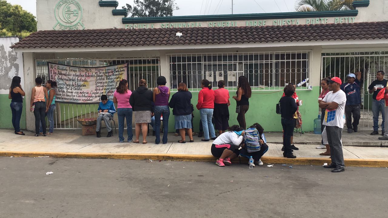 Mantienen escuela tomada padres de familia en Córdoba; piden un maestro más