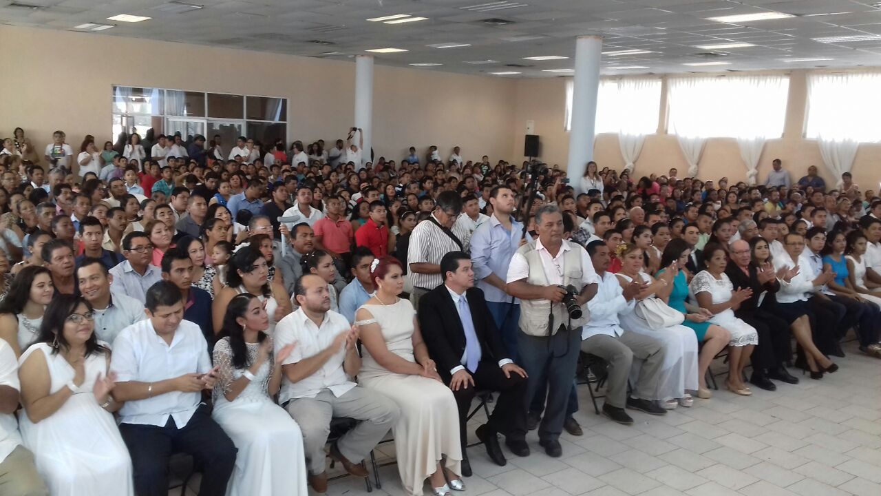 Contraen matrimonio 322 parejas en Coatzacoalcos