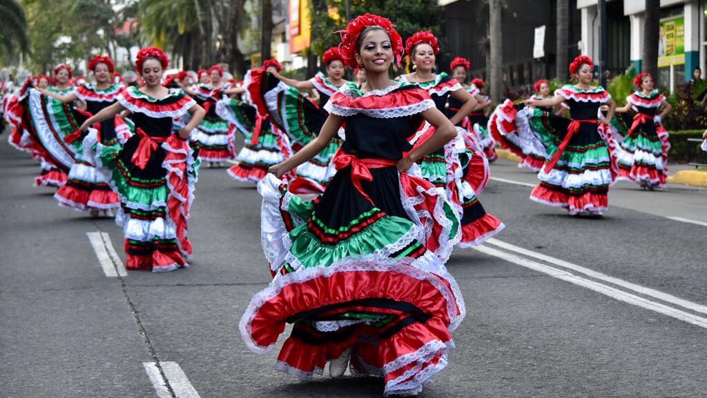 Lucido desfile para celebrar el centenario de la Constitución de 1917, en Xalapa