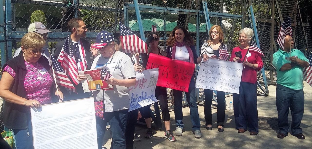 Ciudadanos estadounidenses que viven en México se manifiestan contra la política migratoria del gobierno de su país