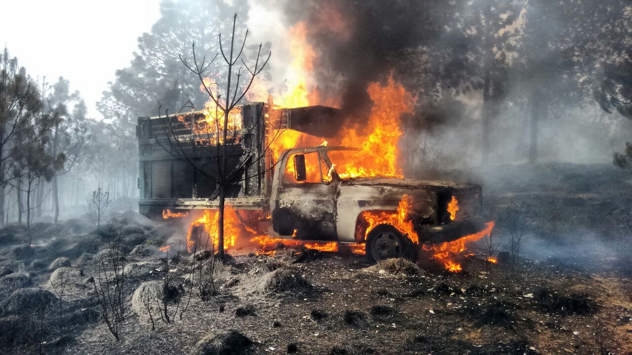 Se incendia camioneta en ejido de Perote