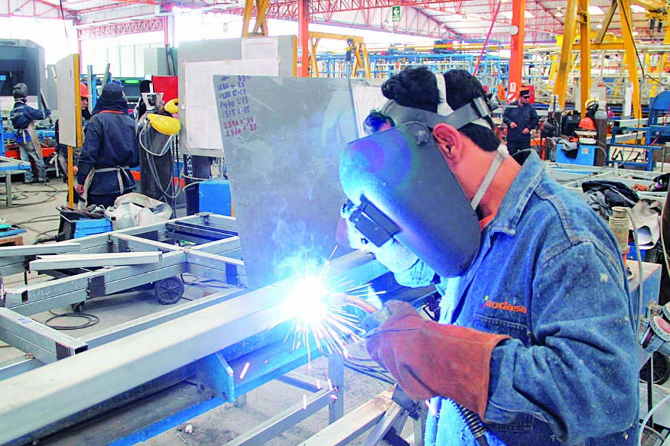 Cayó producción industrial del país 0.1% al término de 2016